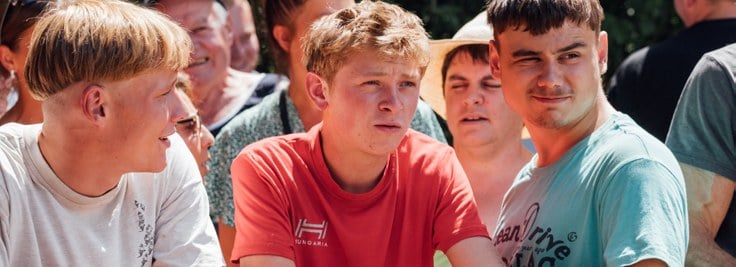 Fotograma de La receta perfecta: tres chicos jóvenes mirando a un lado