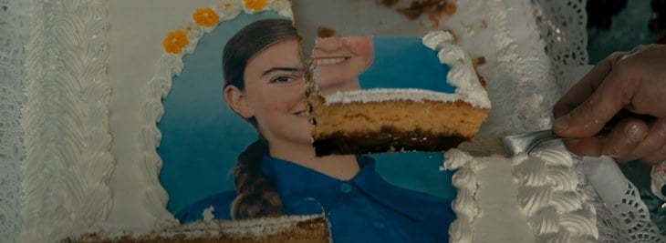 Fotograma de Un futuro brillante: una tarta con la foto de una chica